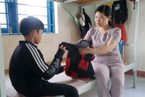 Cô Lê Thị Hương luôn ân cần, quan tâm đến học sinh.