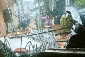 Lực lượng chức năng tìm kiếm hai nạn nhân bị vùi lấp.