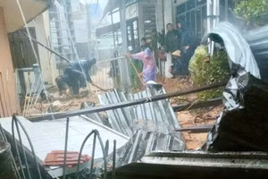 Lực lượng chức năng tìm kiếm hai nạn nhân bị vùi lấp.