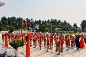 Trường Mầm non Tam Quan Bắc tổ chức cho trẻ tham quan, trải nghiệm tại Nhà lưu niệm Chi bộ Cửu Lợi.