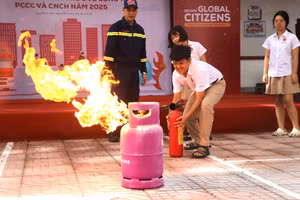 Học sinh trải nghiệm thoát hiểm, dập lửa cùng lính cứu hỏa