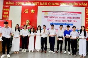 Thầy Lê Đắc Tường, Hiệu trưởng Trường THCS và THPT Liên Việt Kon Tum trao thưởng cho học sinh.