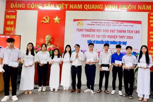 Thầy Lê Đắc Tường, Hiệu trưởng Trường THCS và THPT Liên Việt Kon Tum trao thưởng cho học sinh.