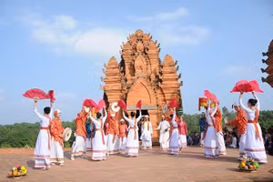 Đồng bào Chăm tổ chức Lễ hội Katê tại tháp Chăm, Làng Văn hóa - Du lịch các dân tộc Việt Nam. Ảnh minh họa.