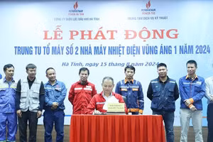 Ông Trịnh Bảo Ngọc - Giám đốc Công ty Điện lực Dầu khí Hà Tĩnh ký giao ước thi đua hoàn thành các hạng mục trung tu tổ máy số 2, Nhà máy Nhiệt điện Vũng Áng 1. (ảnh BHT).