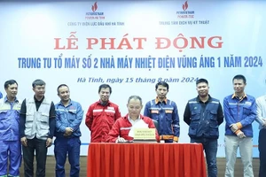 Ông Trịnh Bảo Ngọc - Giám đốc Công ty Điện lực Dầu khí Hà Tĩnh ký giao ước thi đua hoàn thành các hạng mục trung tu tổ máy số 2, Nhà máy Nhiệt điện Vũng Áng 1. (ảnh BHT).