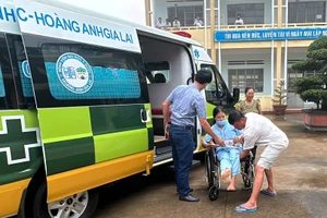 Thí sinh bị gãy chân được hỗ trợ đưa đến điểm thi bằng xe cấp cứu.