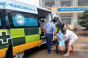 Thí sinh bị gãy chân được hỗ trợ đưa đến điểm thi bằng xe cấp cứu.