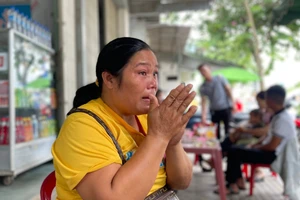 Chị Y Nguốn bật khóc vì thương và lo lắng cho con trong kỳ thi quan trọng. Ảnh: Dung Nguyễn.