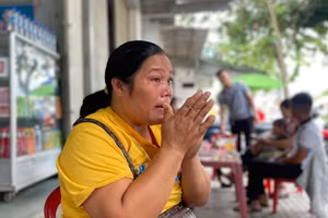 Chị Y Nguốn bật khóc vì thương và lo lắng cho con trong kỳ thi quan trọng. Ảnh: Dung Nguyễn.