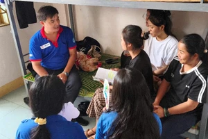 Giáo viên Trường THCS và THPT Liên Việt Kon Tum thăm hỏi, động viên những thí sinh nhà xa về ở tại trường để thuận tiện việc dự thi.