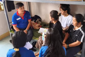 Giáo viên Trường THCS và THPT Liên Việt Kon Tum thăm hỏi, động viên những thí sinh nhà xa về ở tại trường để thuận tiện việc dự thi.