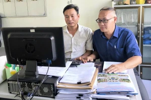 Giảng viên Dương Văn Vinh hỗ trợ xã Chư A Thai trong việc triển khai các hệ thống thông tin điện tử.