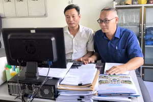 Giảng viên Dương Văn Vinh hỗ trợ xã Chư A Thai trong việc triển khai các hệ thống thông tin điện tử.