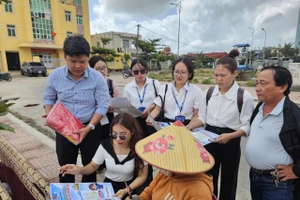 Ngư dân được tuyên truyền, vận động sắp xếp thời gian để tham gia bầu cử.