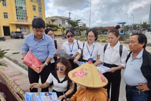 Ngư dân được tuyên truyền, vận động sắp xếp thời gian để tham gia bầu cử.