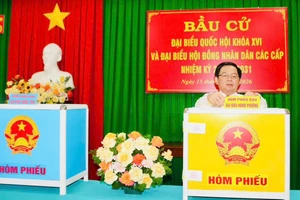 Phó Thủ tướng Hồ Quốc Dũng bỏ phiếu bầu cử ở Gia Lai.