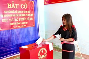 Cử tri người Xơ Đăng trong trang phục truyền thống bỏ phiếu bầu cử.