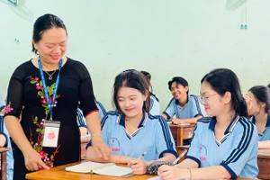 Giáo viên và học sinh Trường THPT Trần Quốc Tuấn (xã Phú Thiện, Gia Lai).