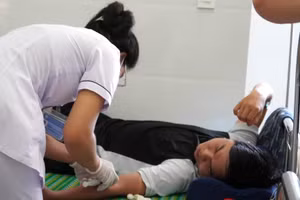 Bệnh nhân được thăm khám, điều trị nghi ngộ độc thực phẩm.