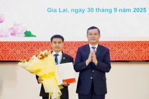 Thứ trưởng Bộ GD&ĐT Nguyễn Văn Phúc trao Quyết định công nhận Hiệu trưởng Trường Đại học Quy Nhơn cho PGS.TS Đoàn Đức Tùng.