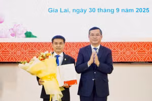 Thứ trưởng Bộ GD&ĐT Nguyễn Văn Phúc trao Quyết định công nhận Hiệu trưởng Trường Đại học Quy Nhơn cho PGS.TS Đoàn Đức Tùng.