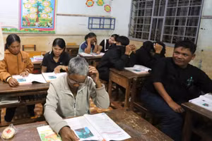 Học viên lớp xóa mù chữ có người mới ngoài 30, nhưng có người tóc đã ngã hai màu.