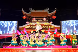 Một số tiết mục tại đêm thơ nhạc "Xuân mới Thành Sen" (Ảnh TP Hà Tĩnh).