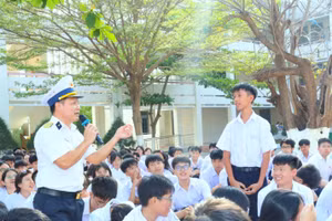 Báo cáo viên Học viện Hải quân giao lưu, trao đổi, tạo bầu không khí tuyên truyền cởi mở đến với học sinh. Ảnh: Huy Công
