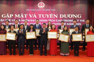 Ông Huỳnh Lê Minh, Hiệu trưởng Trường THPT chuyên Lê Quý Đôn (hàng đầu, thứ 2 từ phải sang) nhận Bằng khen từ Bộ GD&ĐT.