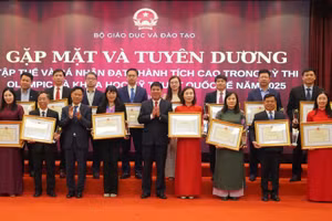 Ông Huỳnh Lê Minh, Hiệu trưởng Trường THPT chuyên Lê Quý Đôn (hàng đầu, thứ 2 từ phải sang) nhận Bằng khen từ Bộ GD&ĐT.