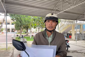 Anh Đình Văn Đin, cán bộ xã Ngok Tem vượt hơn trăm cây số để thi tốt nghiệp với mong muốn có tấm bằng trên tay. Ảnh: Dung Nguyễn.