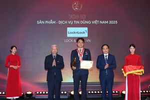 Ông Song SungHo, Tổng Giám đốc Công ty TNHH Lock&Lock Hà Nội nhận thương hiệu Tin Dùng 2025.
