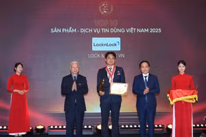 Ông Song SungHo, Tổng Giám đốc Công ty TNHH Lock&Lock Hà Nội nhận thương hiệu Tin Dùng 2025.