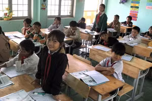 Học sinh tại xã biên giới của Quảng Ngãi trong giờ học tiếng Anh.