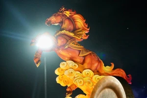 Cụm Linh vật trưng bày tại quảng trường được tiếp biến từ tinh thần: Thánh Gióng – Đất Võ – Đại Ngàn.