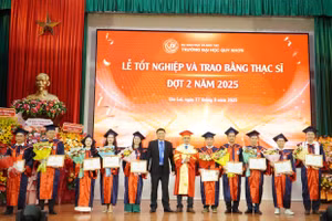 PGS.TS Nguyễn Quang Ngoạn, Chủ tịch Hội đồng Trường Đại học Quy Nhơn (áo đen) và PGS.TS Đoàn Đức Tùng tặng giấy khen cho 10 tân thạc sĩ xuất sắc.