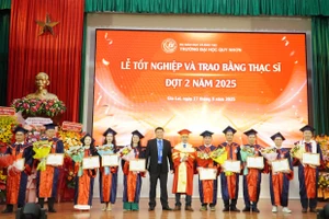 PGS.TS Nguyễn Quang Ngoạn, Chủ tịch Hội đồng Trường Đại học Quy Nhơn (áo đen) và PGS.TS Đoàn Đức Tùng tặng giấy khen cho 10 tân thạc sĩ xuất sắc.