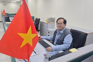 Những lá cờ đỏ sao vàng chào mừng ngày 30/4 trong phòng làm việc của Công ty Formosa Hà Tĩnh.