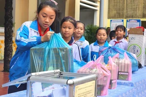 Học sinh Trường Tiểu học Quang Trung (TP Kon Tum) hỗ trợ nhu yếu phẩm, tiền mặt cho người dân, các bạn vùng bão lũ.