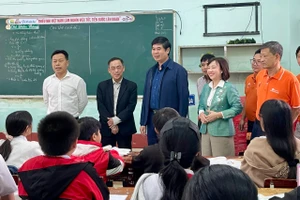 Thứ trưởng Lê Quân thăm thầy và trò Trường THCS Trần Bá.