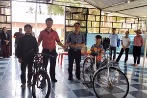 Ông Lê Đắc Tường đại diện nhà trường tặng xe đạp và những phần quà ý nghĩa cho học sinh DTTS.