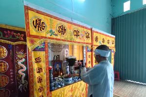 Song Nguyên lặng lẽ thắp nén nhang cho cha mẹ.