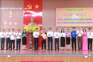 UBND tỉnh Hà Tĩnh tổ chức vinh danh em Trần Minh Hoàng (HS Trường THPT Chuyên Hà Tĩnh) - HCB Olympic Toán quốc tế 2024.