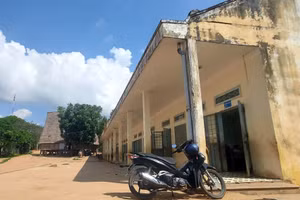Dãy phòng học ở thôn Kon Teo Đăk Lấp bên cạnh nhà rông.