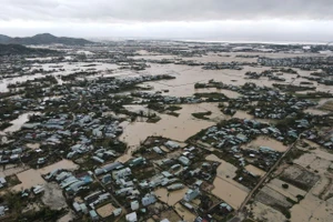 Đợt mưa lớn kéo dài, nước dâng nhanh khiến nhiều khu vực trên địa bàn tỉnh Gia Lai ngập sâu. Đặc biệt, nhiều trường học chìm trong biển nước, hư hỏng nhiều hồ sơ, trang thiết bị.