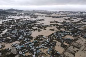 Đợt mưa lớn kéo dài, nước dâng nhanh khiến nhiều khu vực trên địa bàn tỉnh Gia Lai ngập sâu. Đặc biệt, nhiều trường học chìm trong biển nước, hư hỏng nhiều hồ sơ, trang thiết bị.