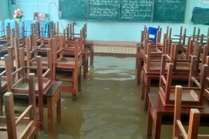 Mưa lớn những ngày qua khiến trường học ở xã phía đông Gia Lai ngập nước.