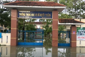 Trường THCS Phước Thắng ngập sâu trong nước.