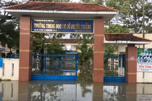 Trường THCS Phước Thắng ngập sâu trong nước.